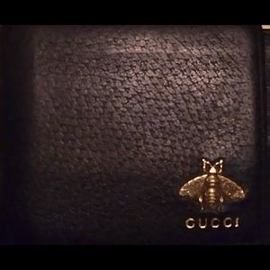 Men’s Gucci wallet with bee emblem